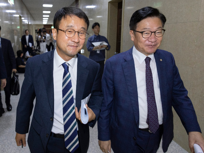 더불어민주당 한병도 원내대표(왼쪽)와 국민의힘 정점식 원내대표가 지난달 30일 국회 운영위원회 위원장실에서 선거관리위원회 특검법에 대한 협의를 진행한 뒤 각자 일정에 참석하기 위해 이동하고 있다. 연합뉴스
