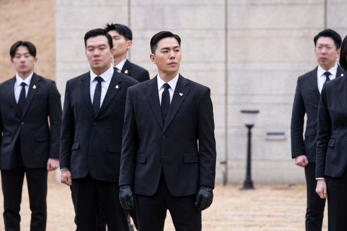 이동하는 시즌2에 대해 "아직 잘 모르지만 다시 만나게 되면 너무 좋고 행복할 것 같다"며 "원작에서는 죄를 회개하기 위해 남실장이 박진철 밑으로 들어가는데 또 다른 남실장을 보여주면 좋지 않을까라는 소망이 있다"고 밝혔다. SBS 제공