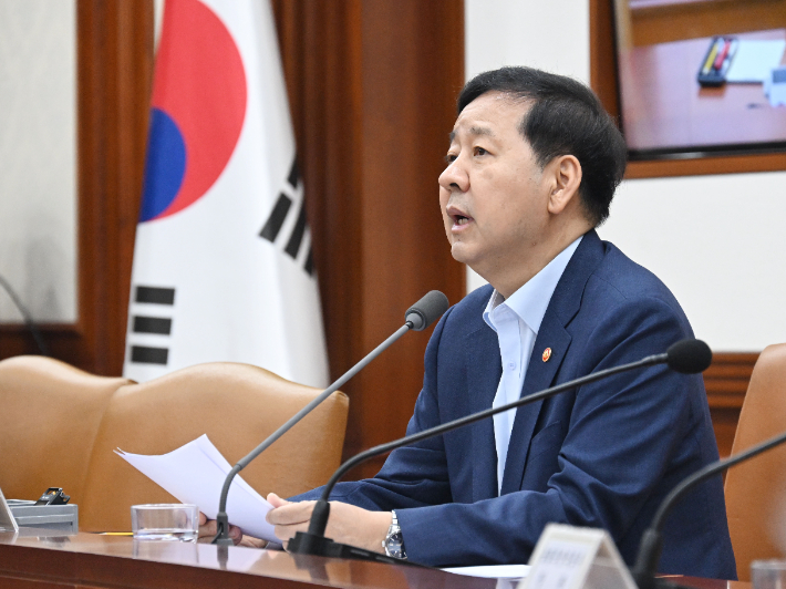 구윤철 부총리 겸 재정경제부 장관이 6일 서울 종로구 정부서울청사에서 열린 '비상경제본부 희의 겸 경제·구조혁신 관계장관회의'를 주재, 모두발언을 하고 있다. 재정경제부 제공