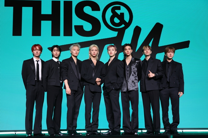 스트레이 키즈는 미니 10집과 동명의 타이틀곡 '디스 앤드 댓'으로 활동한다. 연합뉴스