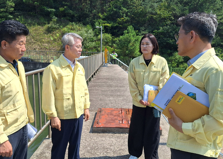 가뭄대비 농업용수 점검차 현장 방문한 민형배 시장(좌측 두 번째). 통합특별시 제공