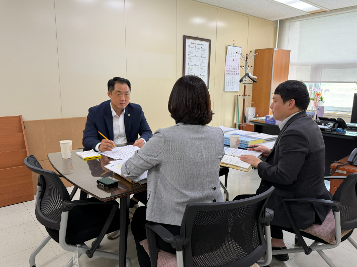 이행도 의원(좌측)에게 집행부가 현안 업무보고를 하고 있다. 통합특별시의회 제공