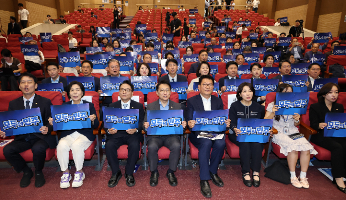 5일 국회 의원회관에서 열린 시민 참여형 민주주의 커뮤니티 '모두의 민주' 창립식에서 송영길 당 대표 후보와 최고위원 후보들이 피켓을 들고 구호를 외치고 있다. 왼쪽부터 한민수, 최민희, 박선원 최고위원 후보, 김남준 창립준비위원, 송영길 당 대표 후보, 서미화 최고위원 후보. 연합뉴스