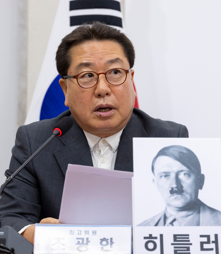 국민의힘 조광한 최고위원이 6일 국회에서 열린 최고위원회의에서 히틀러의 사진을 앞에 두고 발언을 하고 있다. 연합뉴스