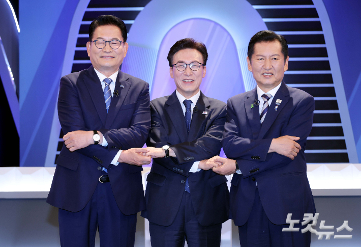 송영길·정청래·김민석 후보(이상 기호순) 더불어민주당 당대표 후보가 5일 오후 서울 여의도 KBS에서 열린 TV토론회 시작 전 포즈를 취하고 있다. 국회사진기자단