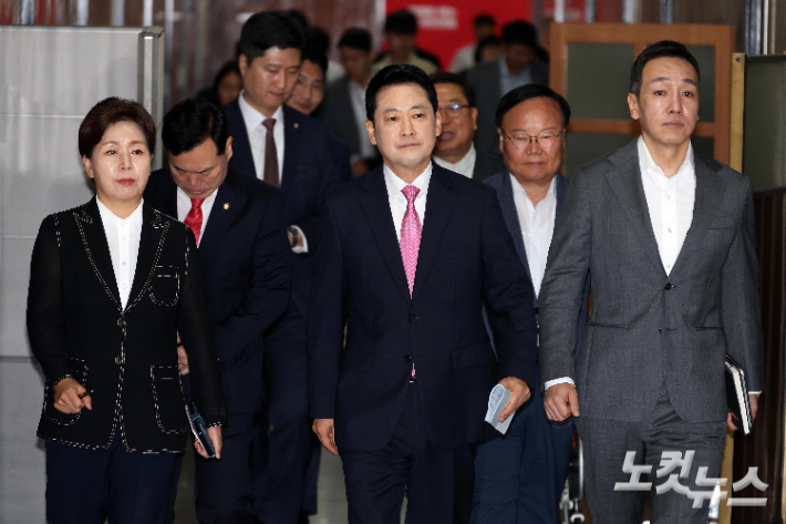 국민의힘 장동혁 대표가 6일 서울 여의도 국회에서 열린 최고위원회의에 참석하고 있다. 박종민 기자