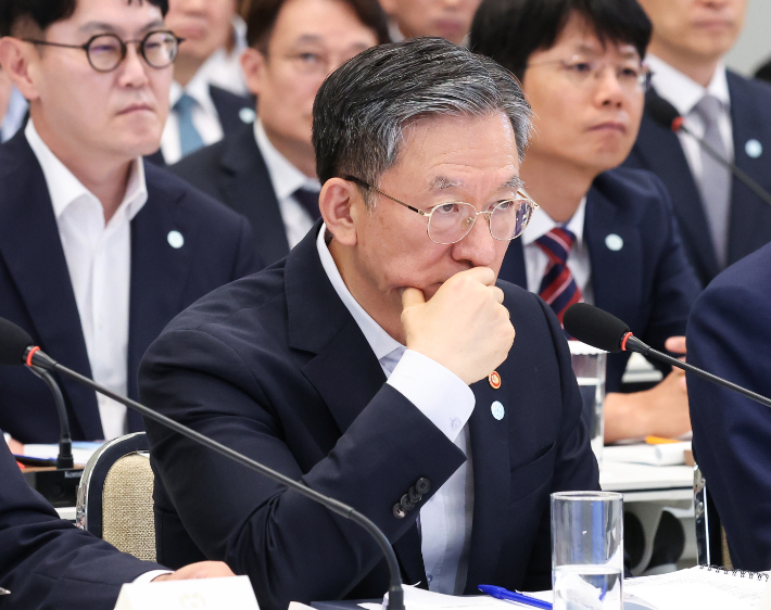 정성호 법무부 장관이 5일 청와대 영빈관에서 열린 행안부·법무부·검찰청 등에 대한 부처 업무보고에서 이재명 대통령 발언을 듣고 있다. 연합뉴스