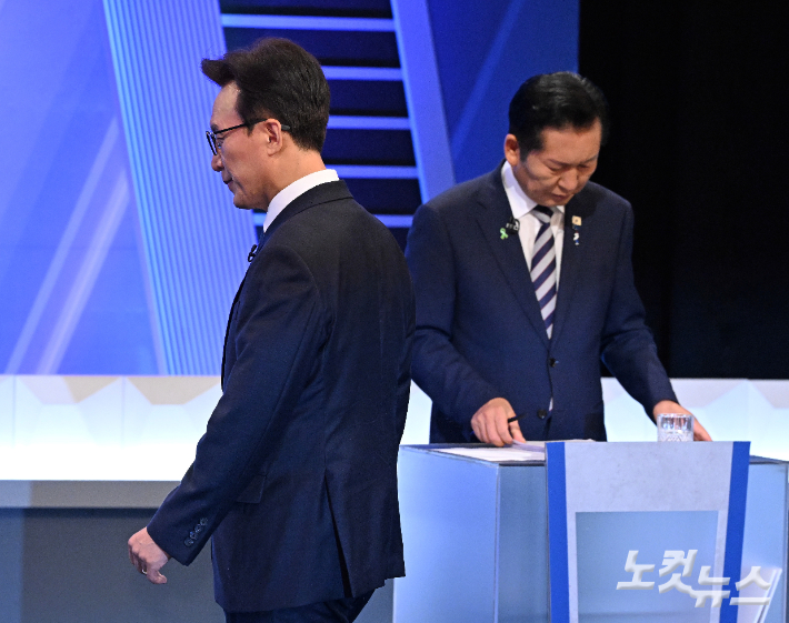 김민석(왼쪽)·정청래 더불어민주당 당대표 후보가 5일 서울 여의도 KBS에서 당대표 후보자 토론회를 준비하고 있다. 국회사진기자단