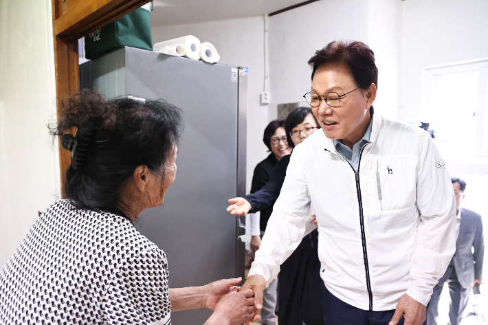"기후 재난에 더 혹독"…박완수 지사, 폭염 속 '기후 약자' 챙겼다
