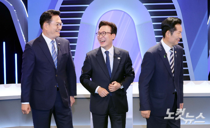 송영길·정청래·김민석 후보(이상 기호순) 더불어민주당 당대표 후보가 5일 오후 서울 여의도 KBS에서 열린 TV토론회 시작 전 인사를 나누고 있다. 국회사진기자단
