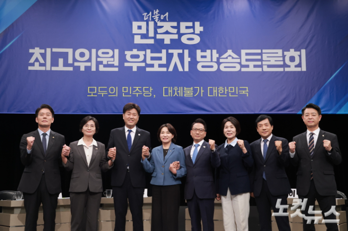 한민수, 임미애, 김용, 서미화, 박선원, 최민희, 이성윤, 김영호 더불어민주당 최고위원 후보가 3일 오후 경기 부천시 오정구 OBS경인TV에서 열리는 TV토론회 시작 전 포즈를 취하고 있다. 국회사진기자단