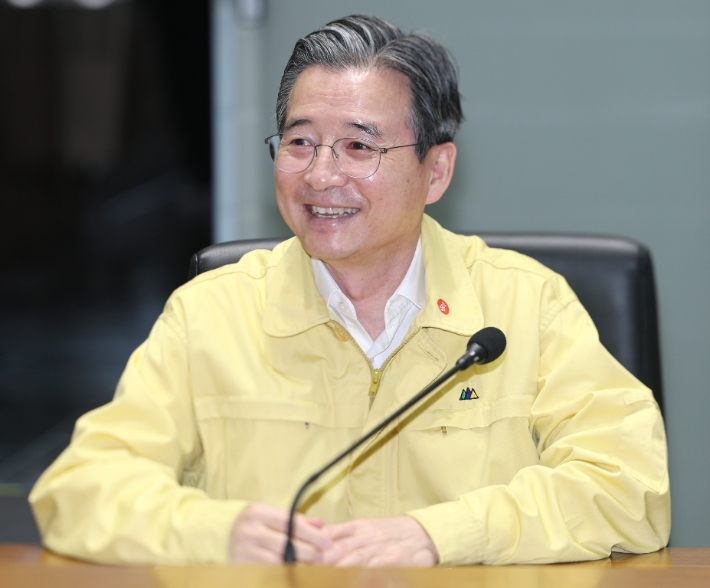  김용범 정책실장이 6일 이재명 대통령 주재로 정부서울청사 중앙재난안전상황실에서 열린 폭염·가뭄 대처상황 점검회의에 참석해 있다.  연합뉴스