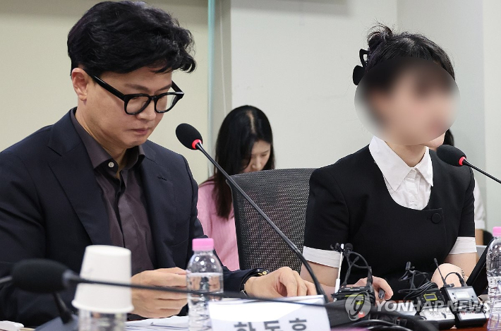 4일 국회 의원회관에서 무소속 한동훈 의원 주최로 열린 '보완수사권 폐지 지옥문이 열렸다' 토론회에서 부산 돌려차기 피해자 김진주(가명)씨가 증언하고 있다. 연합뉴스