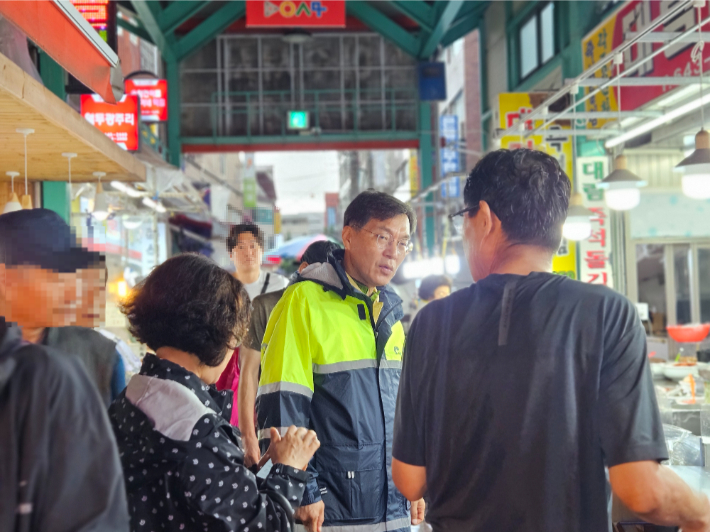 8일 오전 강릉지역에 호우경보가 발효되면서 김중남 강릉시장이 중앙시장 등 침수가 우려가 되는 지역을 방문해 현장 점검을 실시했다. 강릉시 제공