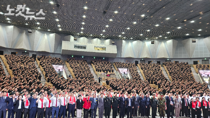 제678차 육군훈련소 훈련병 진중세례식에 참석한 이들이 경례를 하고 있다. 예비역 장성들이 세례를 받는 훈련병들에게 축하 인사를 건네기 위해 직접 훈련소를 방문해 눈길을 끌었다. 송주열 기자