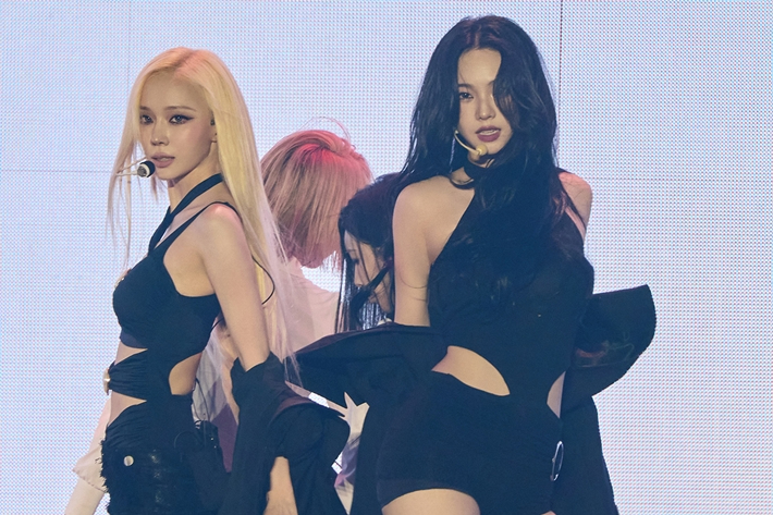 윈터(왼쪽)와 카리나(오른쪽)의 유닛 무대. SM엔터테인먼트 제공