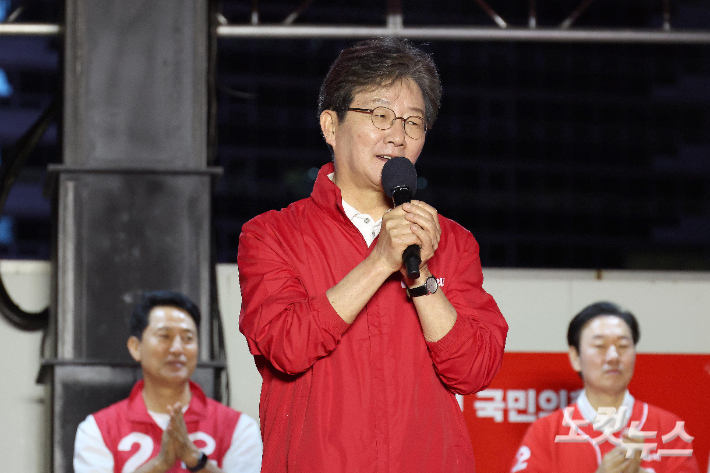 유승민 전 의원이 5월 21일 저녁 서울 중구 청계광장에서 열린 '역시! 오세훈 캠프 출정식'에서 지원연설을 하고 있다. 박종민 기자