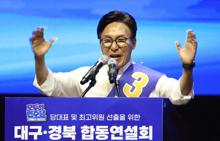 9일 오후 대구 인터불고 엑스코 호텔에서 열린 더불어민주당 당 대표 및 최고위원 선출을 위한 대구·경북 합동연설회에서 김민석 당 대표 후보가 연설하고 있다. 연합뉴스
