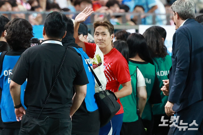 이강인이 9일 저녁 서울 마포구 서울월드컵경기장에서 열린 2026 쿠팡플레이 시리즈 아틀레티코 마드리드(AT마드리드)와 맨체스터 시티의 친선경기를 마친 후 입단식을 하고 있다. 류영주 기자