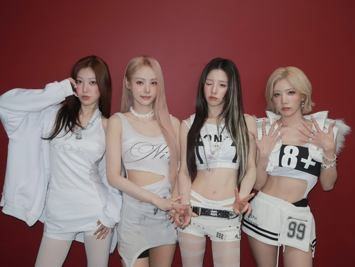 어깨 수술로 활동을 쉬는 하슬을 제외한 4명이 '하이퍼-에고' 활동에 참여한다. 왼쪽부터 아르테미스 최리, 진솔, 희진, 김립. 아르테미스 공식 트위터