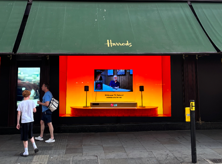 LG전자가 영국 런던의 대표 럭셔리 백화점인 '해러즈(Harrods)'에서 차세대 무선 월페이퍼 TV 'LG 시그니처 올레드 W(모델명 W6)'의 특별 전시를 진행 중이라고 밝혔다. LG전자 제공