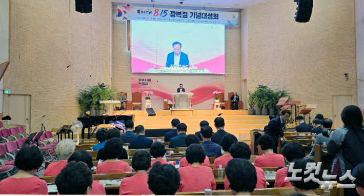 CBMC부산총연합회 회장 임화발 장로가 지역 교회의 부흥을 위해 기도하고 있다. 이강현 기자