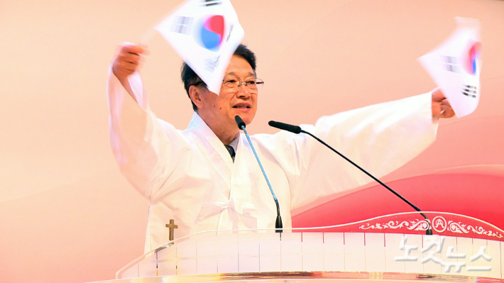 부교총 증경 대표회장 엄정길 목사가 만세삼창을 하고 있다. 이강현 기자
