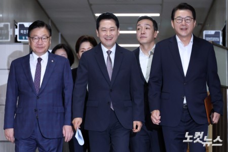 최고위원회의 참석하는 장동혁-정점식
