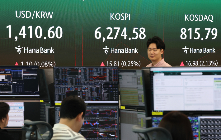 코스피가 상승 출발한 10일 서울 중구 하나은행 딜링룸 전광판에 코스피, 코스닥 지수가 표시돼있다. 연합뉴스