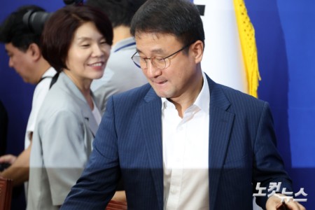 원내대책회의 참석하는 한병도