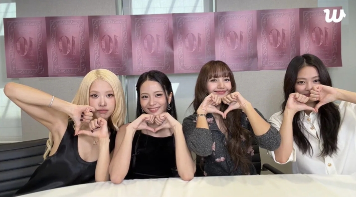 지난 8일 위버스 라이브를 진행한 그룹 블랙핑크. 위버스 라이브 캡처