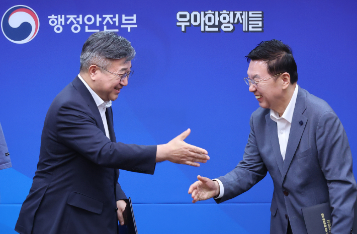 윤호중 행정안전부 장관(왼쪽)과 윤석준 우아한형제들 총괄사장이 10일 서울 종로구 정부서울청사에서 착한가격업소 이용 활성화를 위한 업무협약을 체결한 뒤  악수하고 있다. 연합뉴스