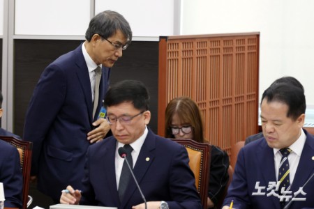 증인선서 마치고 자리로 돌아가는 노태악 전 중앙선거관리위원장