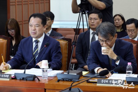 선관위 국조특위, 물 마시는 노태악 전 중앙선거관리위원장