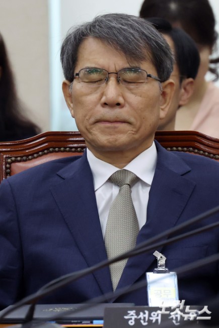 생각에 잠긴  노태악 전 중앙선거관리위원장