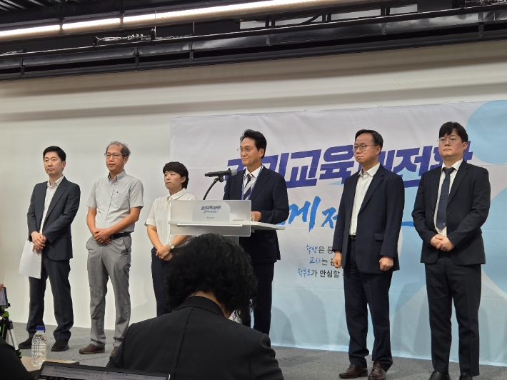 10일 안민석 경기도교육감과 경기도교육청 교권보호단 수석부단장들이 선발 결과를 발표하고 있다. 정성욱 기자