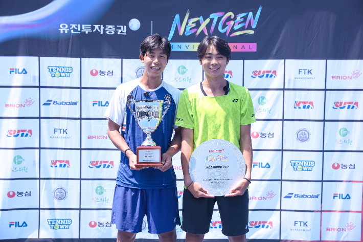 '2026 서울오픈챌린저 넥스트 제너레이션 인비테이셔널' 우승을 차지한 조민혁(왼쪽)과 준우승자 김태우. 대한테니스협회 