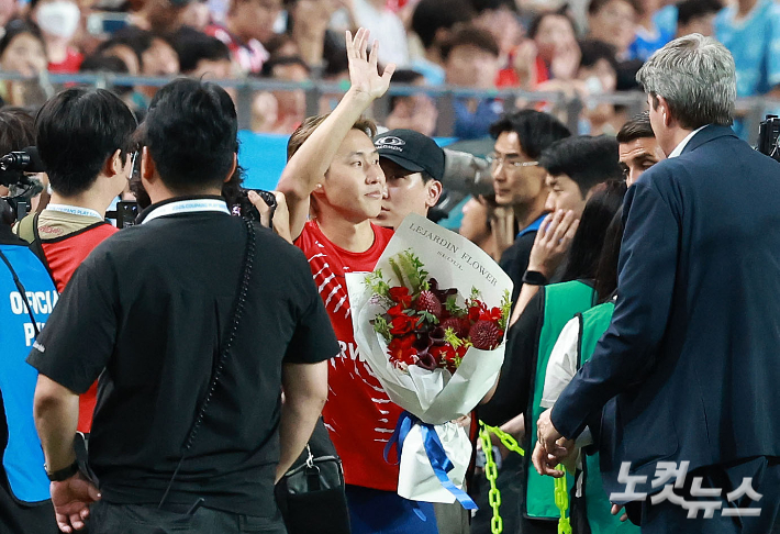 이강인이 9일 저녁 서울 마포구 서울월드컵경기장에서 열린 2026 쿠팡플레이 시리즈 아틀레티코 마드리드(AT마드리드)와 맨체스터 시티의 친선경기를 마친 후 입단식을 하고 있다. 류영주 기자