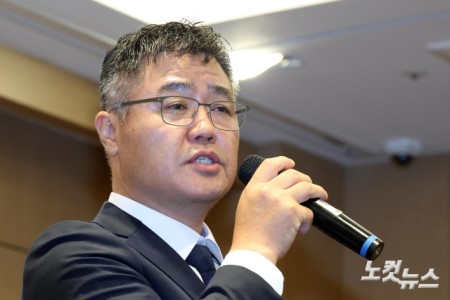 기자회견하는 조성환 조이웍스 전 대표