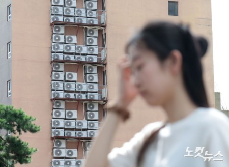 극한 폭염에 냉방 가동률이 급증하면서 최대전력 수요가 빠르게 치솟고 있는 가운데 10일 서울의 한 건물에 에어컨 실외기가 설치돼 있다. 전력거래소 전력통계정보시스템에 따르면 지난 7일 최대전력은 95.321GW로 올여름 최대 수준을 기록했다.