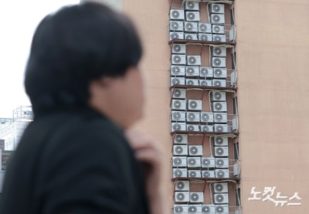 극한 폭염에 냉방 가동률이 급증하면서 최대전력 수요가 빠르게 치솟고 있는 가운데 10일 서울의 한 건물에 에어컨 실외기가 설치돼 있다. 전력거래소 전력통계정보시스템에 따르면 지난 7일 최대전력은 95.321GW로 올여름 최대 수준을 기록했다.