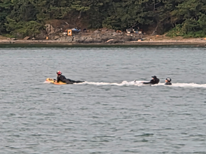 9일 부산 사하구 다대포 몰운대 300m 해상에서 고무보트를 타던 10대 A군이 표류하다 해경에 구조됐다. 부산해양경찰서 제공 