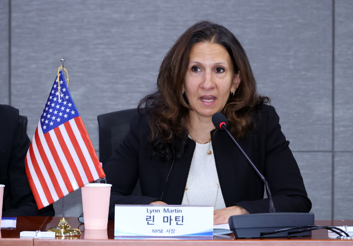  더불어민주당 김남준 의원 주최로 10일 국회 의원회관에서 열린 '대한민국 자본시장의 선진화와 글로벌 경쟁력 제고 방안' 세미나에서 린 마틴 뉴욕증권거래소(NYSE) 그룹 사장이 기조 연설을 하고 있다. 연합뉴스