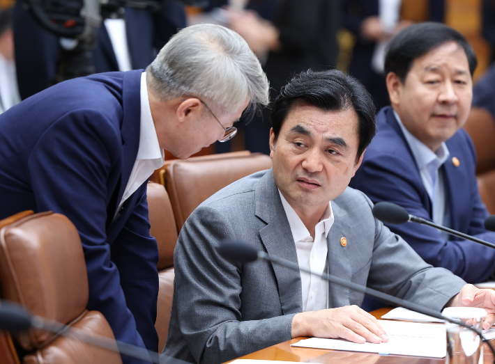 안규백 국방부 장관(오른쪽)과 민형배 전남광주통합특별시장이 10일 청와대에서 이재명 대통령 주재로 열린 메가프로젝트 민관합동 제2차 점검회의에서 대화하고 있다. 연합뉴스
