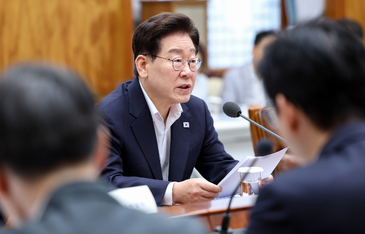 이재명 대통령이 10일 청와대에서 열린 메가프로젝트 민관합동 제2차 점검회의에서 발언하고 있다. 연합뉴스