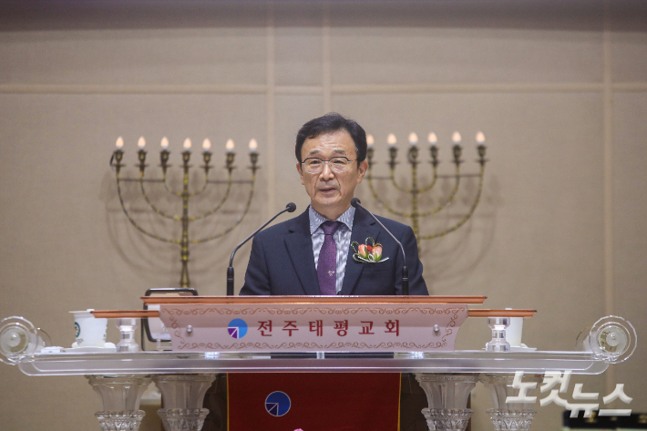 전북노회장 양진규 목사가 전주태평교회 창립 76주년 임직 감사예배에서 설교를 전하고 있다. 최화랑 기자