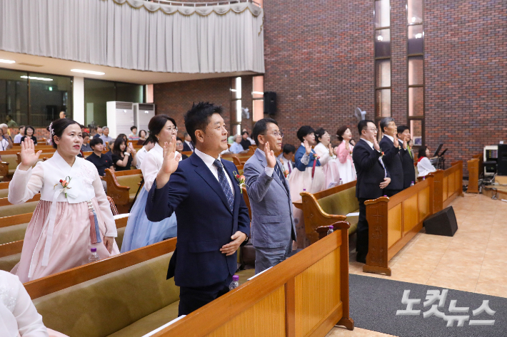 임직자들이 맡겨진 직분에 충성을 다할 것을 서약하고 있다. 최화랑 기자