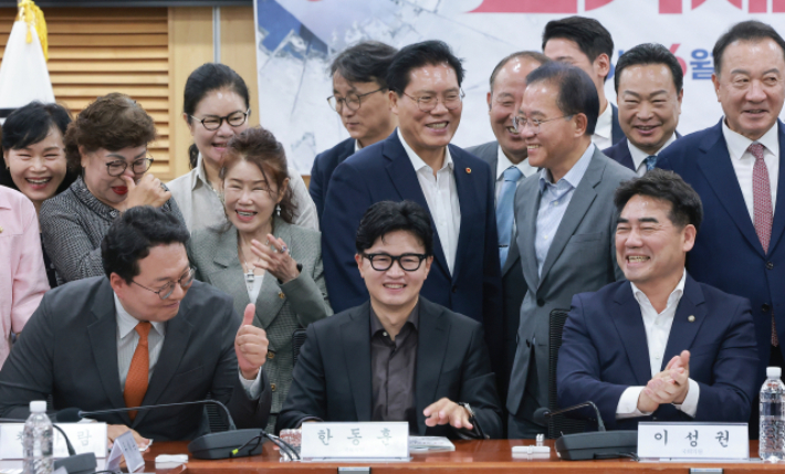 국회 의원회관에서 국민의힘 이성권 의원(오른쪽)과 무소속 한동훈 의원(중앙), 개혁신당 천하람 원내대표(왼쪽) 등이 토론회에 함께하는 모습. 연합뉴스