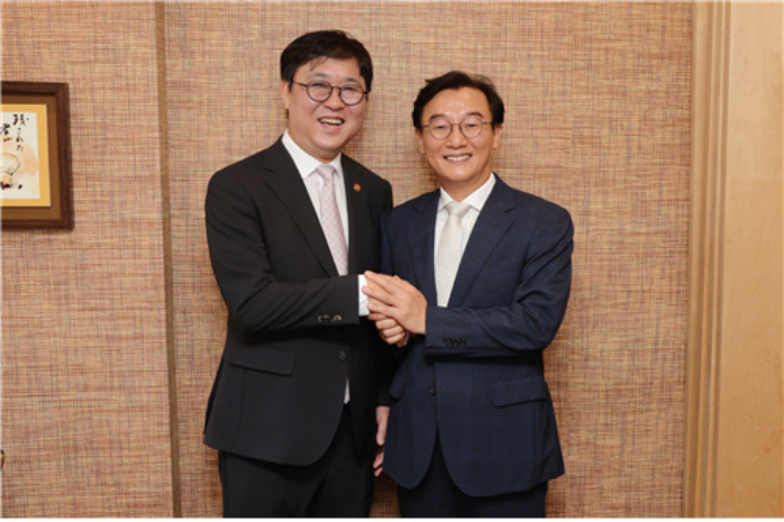 전재수 부산시장(사진 오른쪽)이 최휘영 문화체육관광부 장관(사진 왼쪽)을 만나 현안 협조를 요청했다. 부산시 제공