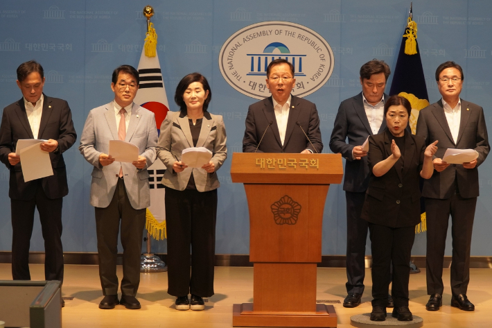 조승환(중영도), 정동만(기장), 김희정(연제), 김대식(사상) 의원 등 부산·인천·울산지역 국민의힘 의원들은 10일 국회 소통관에서 공동 기자회견을 열고 정부가 추진 중인 전국 4개 항만공사 통합 논의를 철회해야 한다고 밝혔다. 조승환 의원실 제공